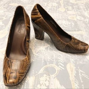 Bolo size 9 dragon print leather heel shoe